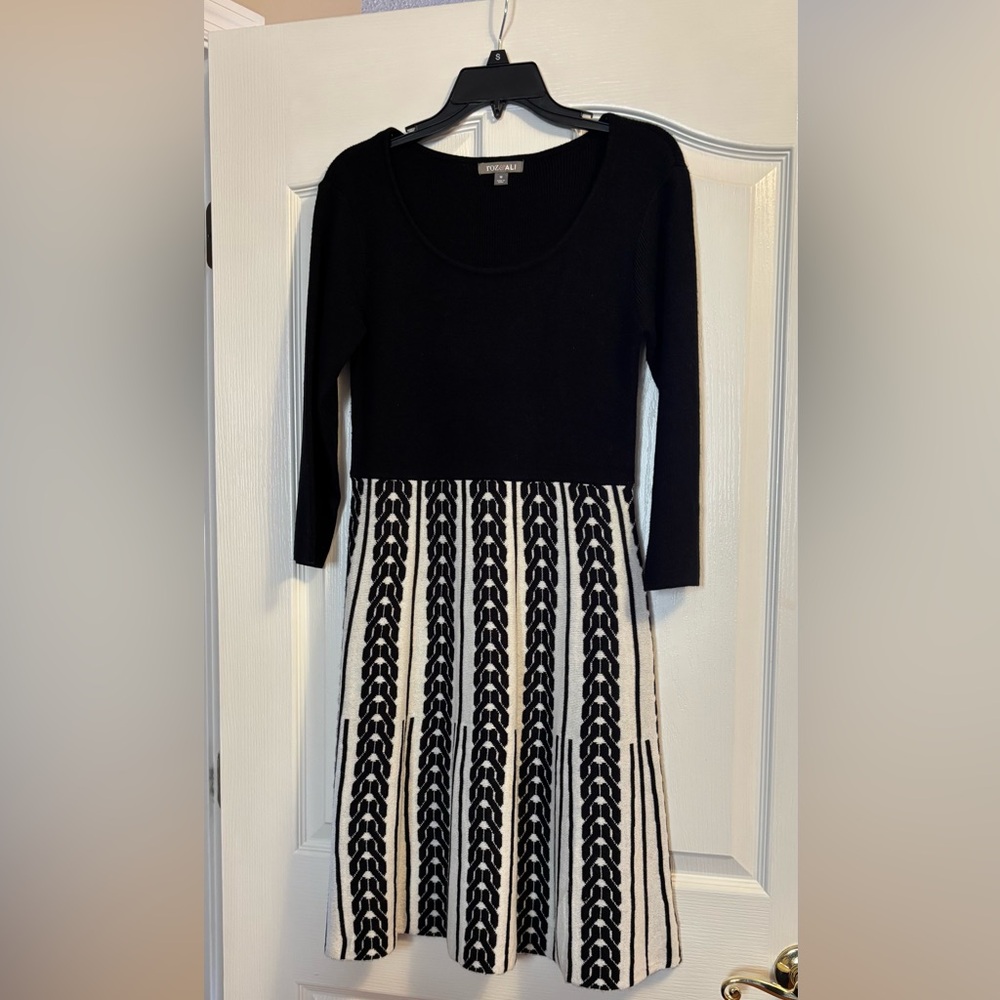 Elegant Black and Cream Sweater Dress - Picture 2 of 4
